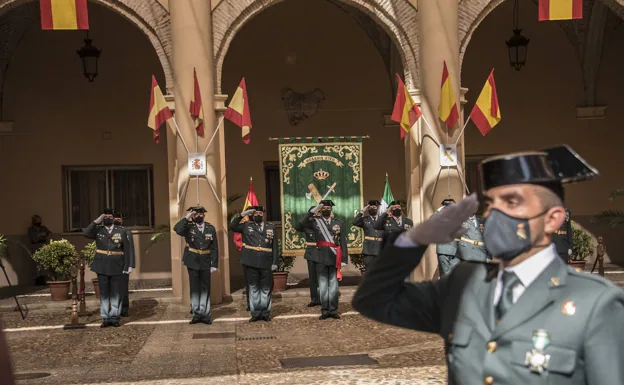 Momento del acto con motivo del Día del Pilar, en la Comandancia de Badajoz. 