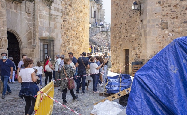 'La casa del dragón', en el centro de la polémica por rodar en Cáceres en un puente lleno de turistas