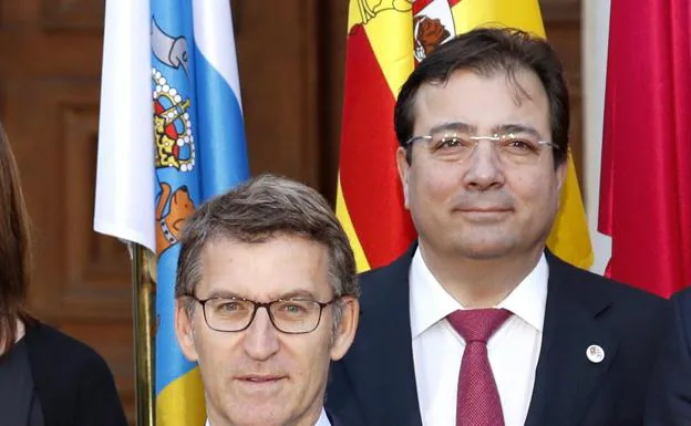 Imagen de archivo de Guillermo Fernández Vara y Alberto Núñez Feijóo durante una reunión con el resto de presidentes regionales en Madrid. 