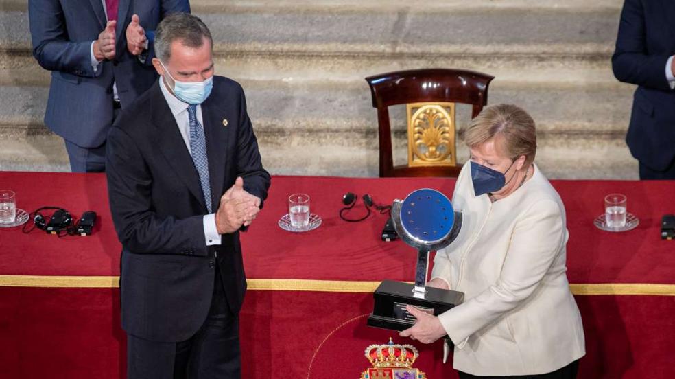 Angela Merkel recibe el premio Carlos V