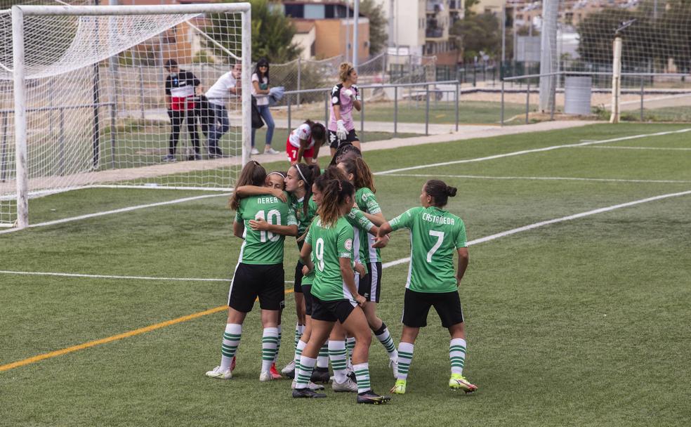 Jugadoras del Cacereño Femenino, en plena celebración de un gol./JORGE REY