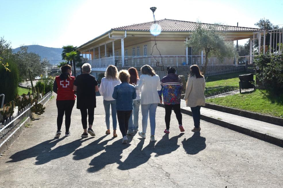 Algunas de las mujeres acogidas en el 'Charo Cordero' dan un paseo por el recinto del centro. / D. PALMA