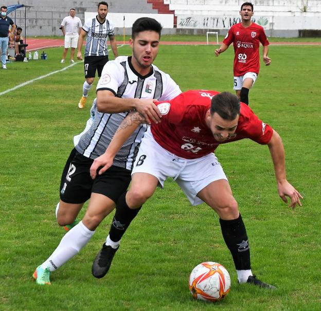 Manzano protege el balón ante Diego Rodríguez. / PALMA