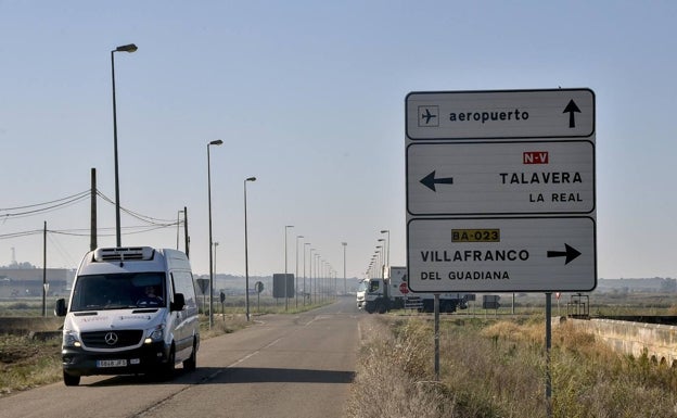 La CHG cederá la carretera del aeropuerto de Badajoz a la Junta para que la ensanche