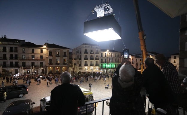 El rodaje de 'La casa del dragón' termina en la parte antigua pero el equipo sigue en Cáceres