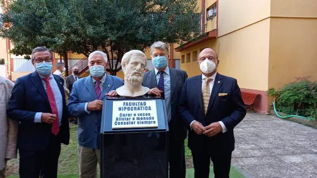 Víctor Guerrero (segundo por la izquierda) junto al busto de Hipócrates. / HOY