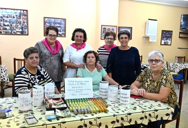 Mujeres junto a la recaudación para ayudar a los palmeros. / KARPINT