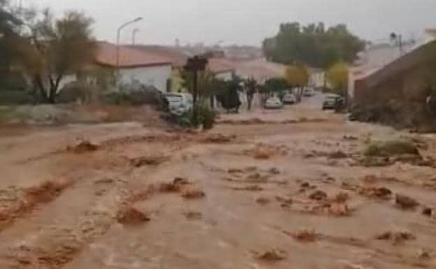 Río de agua y fango en Almendral provocado por las lluvias en Almendral.