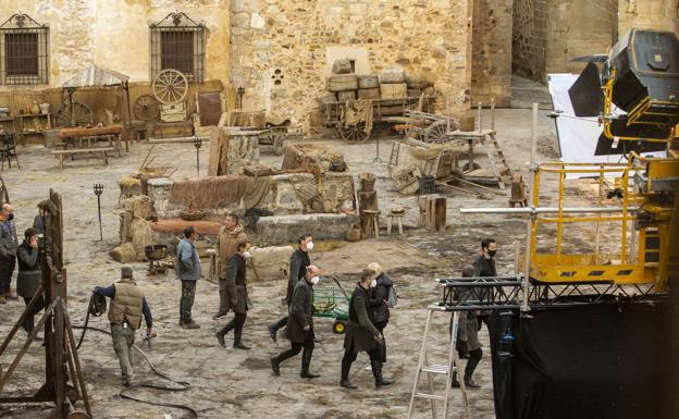 HBO se despide con un último rodaje multitudinario en el casco viejo de Cáceres