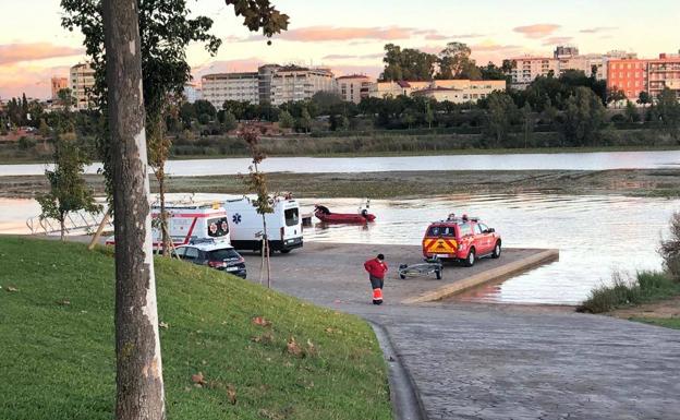 Los bomberos de Badajoz rescatan a una piragüista tras caer al Guadiana