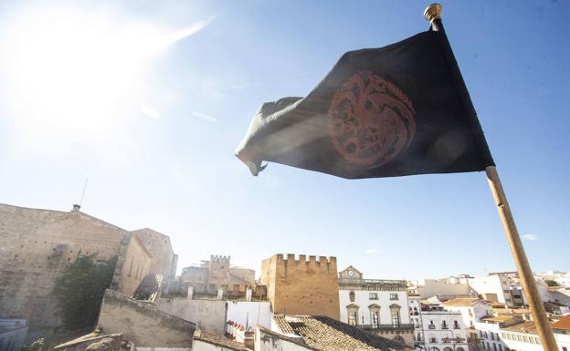 Cáceres hace un guiño a HBO y coloca banderas Targaryen en la Plaza Mayor