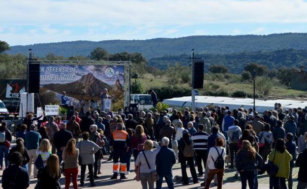 Concentración en Villarreal de San Carlos en defensa de Monfragüe