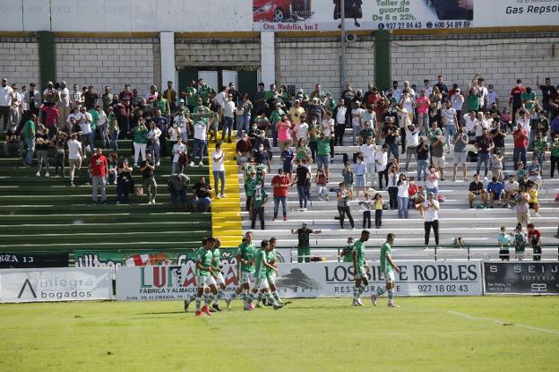 Aficionados del Cacereño, en plena celebración de un gol. / A. MÉNDEZ