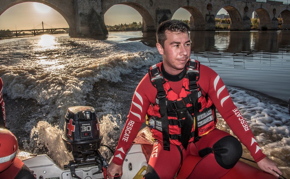 «No hay que tirarse al río a por un perro. El Guadiana no es una piscina»