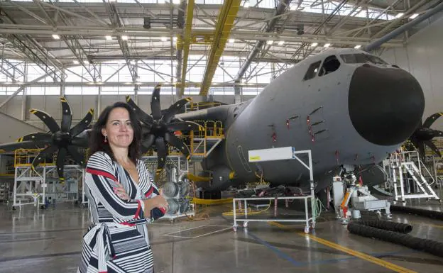 La extremeña Dulce Muñoz del Rey en la planta de Retrofit de San Pablo (Sevilla) del A400M de Airbus, avión utilizado recientemente en la pandemia y en la evacuación de Kabul /Rocío ruz