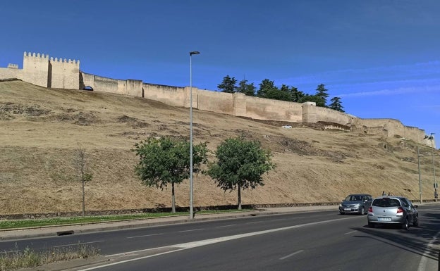 Una plataforma recoge firmas para instalar un huerto urbano en las laderas de la Alcazaba de Badajoz