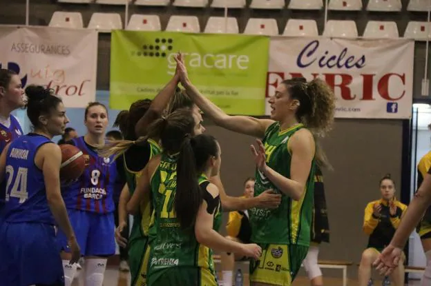 Las jugadoras del Al-Qázeres se saludan en presencia de las catalanas. / ADG MEDIA