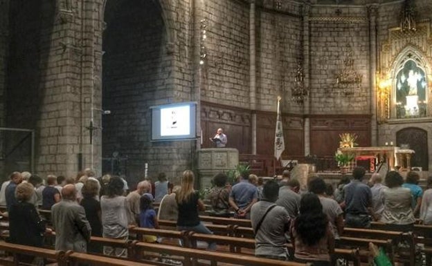 Se llevan el féretro en pleno funeral al no celebrarse la misa en castellano