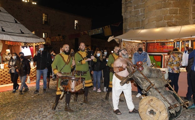 El ambiente medieval llena de vida el casco histórico cacereño