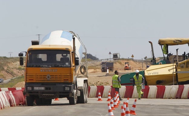 El encarecimiento de los materiales deja sin adjudicar diez obras públicas en Extremadura