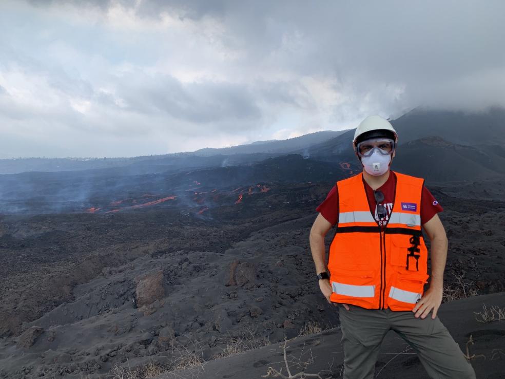 Abel López en las proximidades del volcán de Cumbre Vieja. / HOY