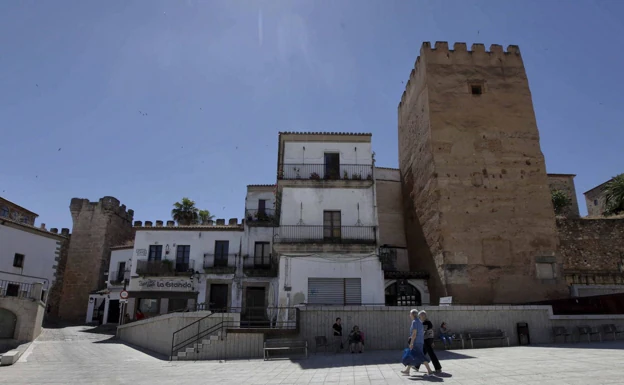 La tercera fase de la muralla de Cáceres incluye abrir al turismo la Torre de la Yerba