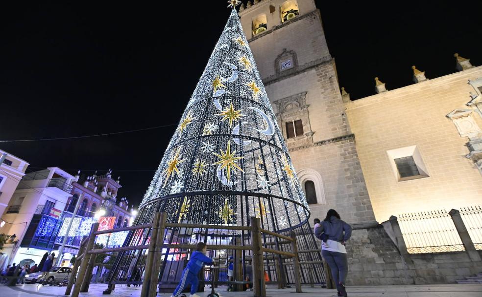 Primeras luces navideñas, cine inédito, bellotadas y una matanza extremeña