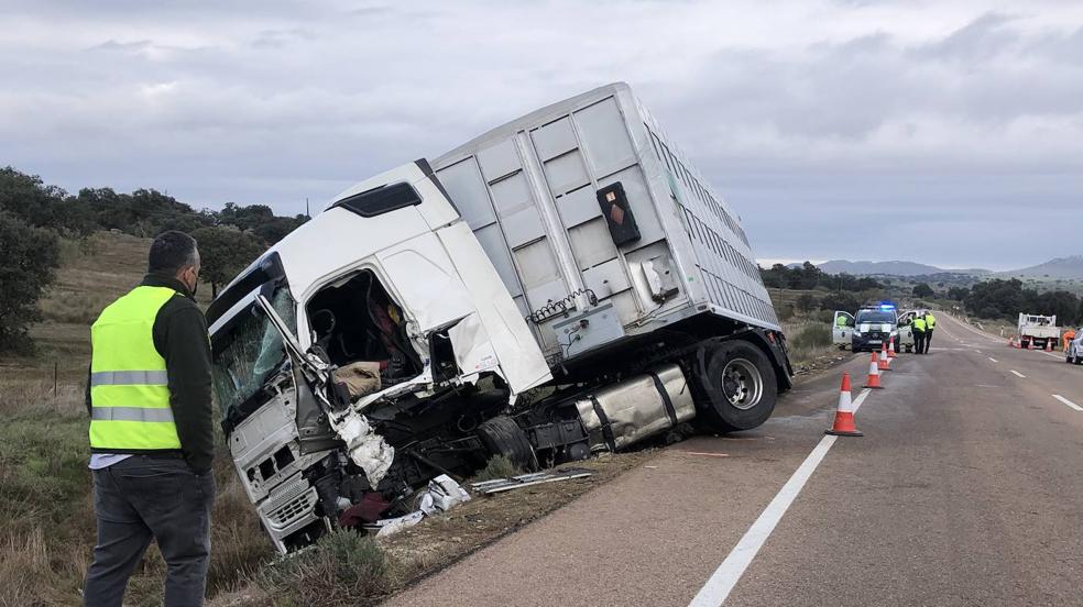 Muere el conductor de una furgoneta tras el choque con un camión en La Haba