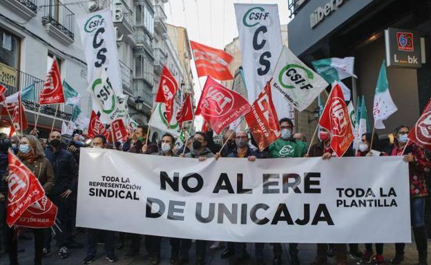 Los sindicatos proponen a Unicaja que todas las salidas del ERE sean voluntarias