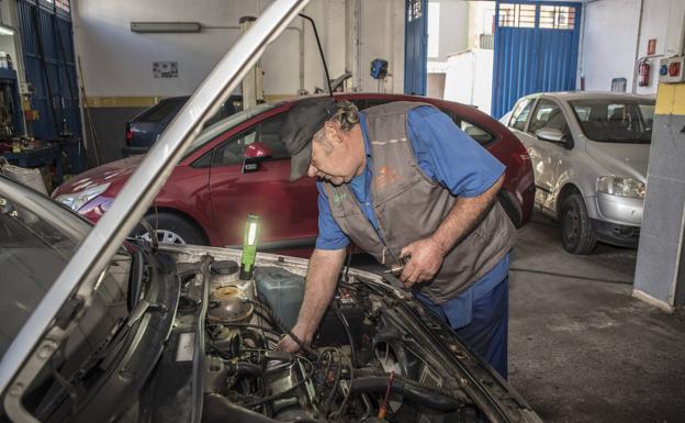 La actividad de los talleres extremeños baja un 20% debido a la menor movilidad