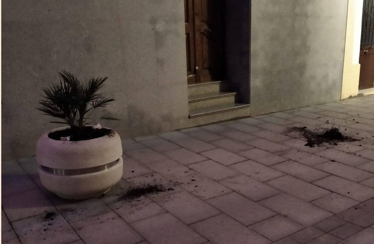 Las macetas también resultaron dañadas.