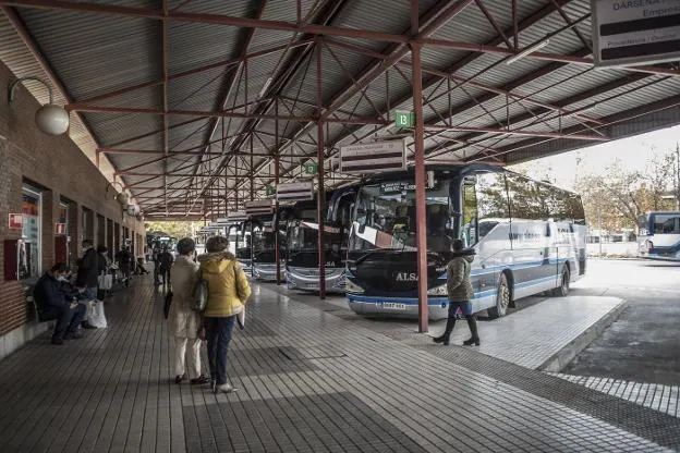 Viajeros esperan la partida de su autobús en la estación de Badajoz este martes. / PAKOPÍ'