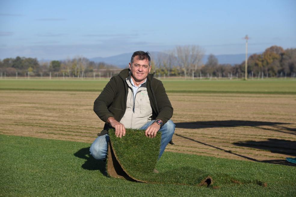 Primitivo Sánchez-Miranda, en la finca de La Bazagona donde su empresa produce césped. / DAVID PALMA