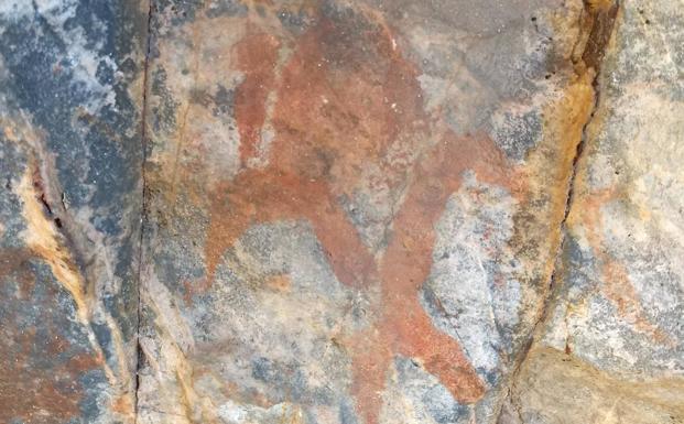 Representaciones humanas bajo el refugio de piedra.