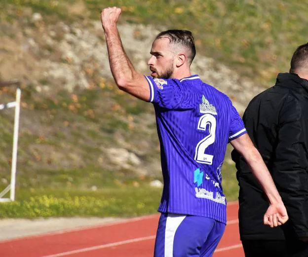 Jorge González celebra el 1-0 del Plasencia ante el Olivenza. / PALMA