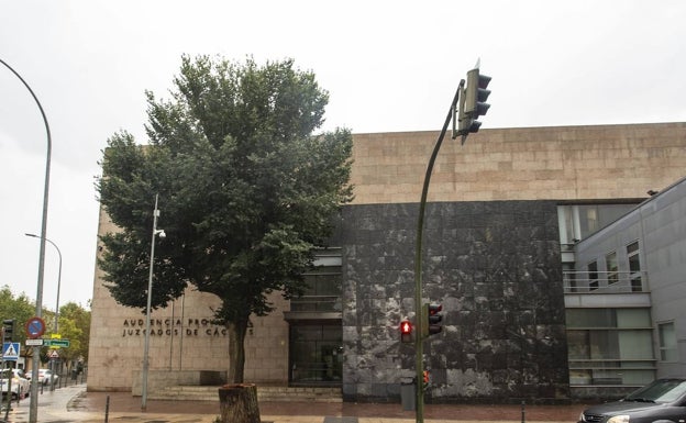 Condenada por no devolver sus cosas a su exnovio, al que echó de su casa de Cáceres de madrugada