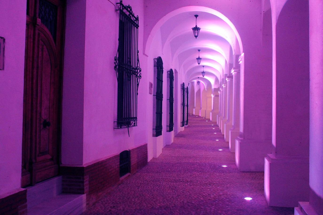 Herrera del Duque se ilumina de morado en contra de la violencia machista