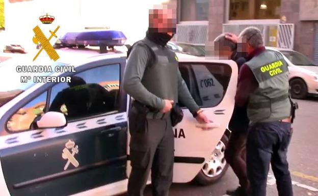 Detenidos cinco vecinos de Badajoz y Montijo por fraude en el impuesto de transmisión de vehículos