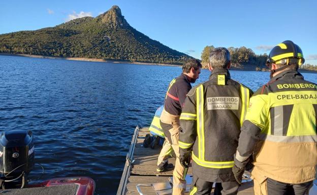 El pescador herido en el pantano García de Sola «lleva toda la vida en el agua, no sé qué ha podido pasar»