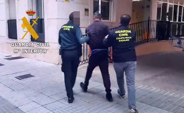 La Guardia Civil detiene en La Albuera a una banda implicada en 62 robos en la provincia