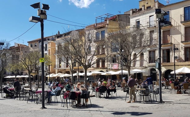 Las sombrillas seguirán en las terrazas de la Plaza Mayor de Plasencia