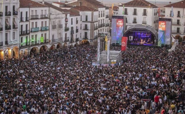 Imagen de una atestada Plaza Mayor en la celebración del Womad de 2019. /Hoy