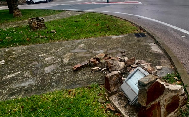 Aparece con destrozos una parte anexa al puente de San Francisco de Cáceres