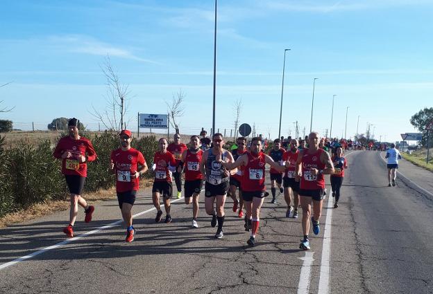 Cerca de 400 atletas asistieron a la carrera de Navalmaratón