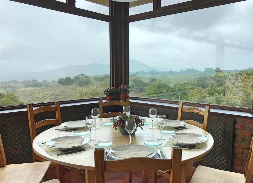 El Palancar es un restaurante situado en plena naturaleza y a cinco minutos de la Autovía de la Plata