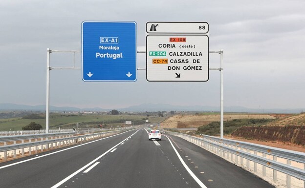 Autovía EX-A1 ​​entre Coria y Moraleja, pendiente de su ampliación a Portugal.  /HOY DIA