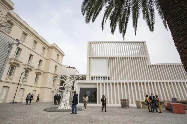 Imagen del nuevo edificio del Museo Helga de Alvear y su recinto cultural al aire libre. / HOY