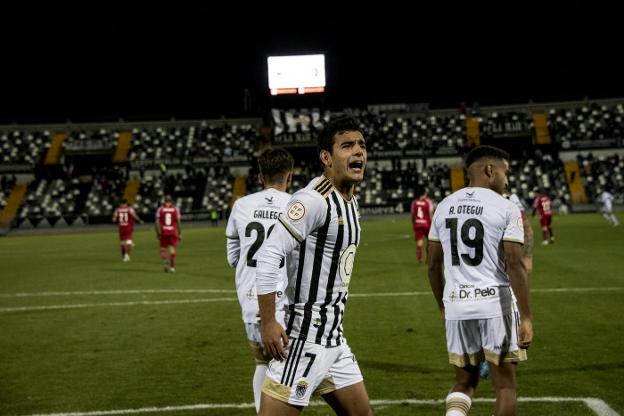 Jesús Clemente celebra su gol, que dio la victoria al Badajoz ante el Tudelano por 2-1. / PAKOPÍ