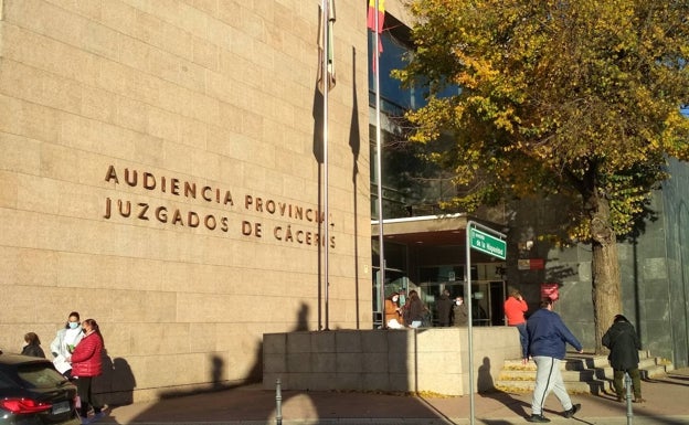 La Audiencia de Cáceres absuelve a un condenado por maltrato psicológico a su expareja