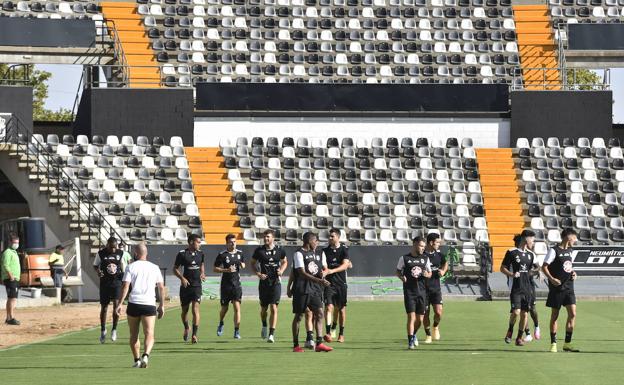 El Badajoz suspende el entrenamiento del sábado por positivos en su plantilla